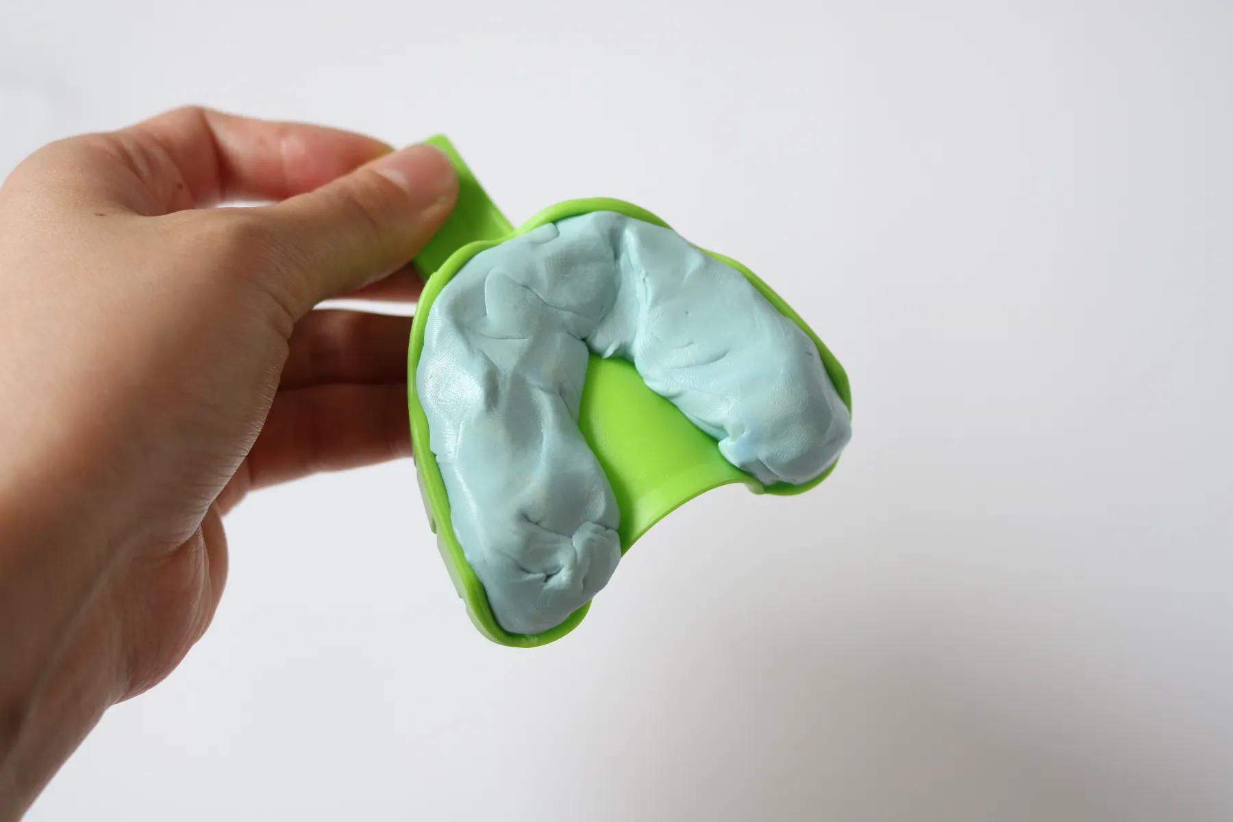 トレーに印象材を入れる